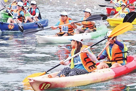 Du khách trải nghiệm chèo Kayak khi đến Ðà Bắc. (Ảnh minh họa: ĐÀO HẢO)