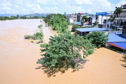 Khu vực gần cầu Bến Tượng qua sông Cầu thuộc phường Phan Đình Phùng, tỉnh Thái Nguyên bị ngập nặng. (Ảnh: TRẦN HẢI)