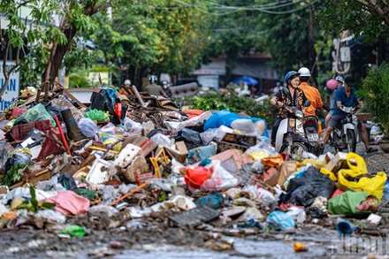 Theo ông Trần Minh Hoàng, Giám đốc Công ty cổ phần Môi trường và Đô thị Phú Yên, ngay sau khi nước rút, 400 công nhân của công ty đã làm việc liên tục, cơ bản giải quyết 6.000 tấn bùn và 1.500 tấn rác cồng kềnh.