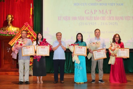 Trung ương Hội Cựu chiến binh Việt Nam tặng bằng khen cho các nhà báo có thành tích tiêu biểu.