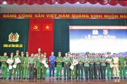Công an tỉnh Đắk Lắk ra mắt Đội hình tình nguyện hỗ trợ vận hành mô hình chính quyền địa phương 2 cấp. (Ảnh: TUẤN HẢI)