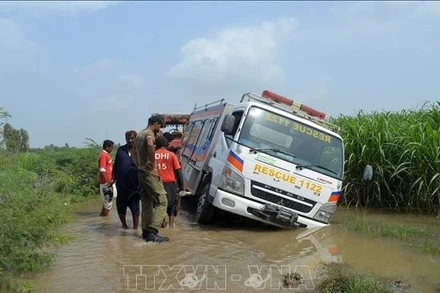 Một xe ô-tô bị mắc kẹt tại khu vực ngập lụt ở Hyderabad, Pakistan. (Ảnh: THX/TTXVN)