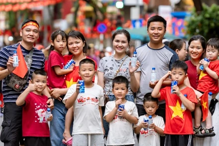 Mỗi góc phố như được khoác lên tấm áo mới, lấp lánh sắc màu của niềm tự hào, khiến bất cứ ai đặt chân đến cũng cảm nhận được nhịp đập hừng hực của một thành phố không ngủ, đang hòa cùng nhịp thở của toàn dân tộc trong ngày hội lớn của đất nước. (Ảnh: Vi Nam)