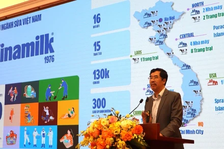 Ông Nguyễn Quốc Khánh, Giám đốc Điều hành Nghiên cứu và Phát triển Vinamilk, trình bày việc ứng dụng công nghệ định danh và truy xuất nguồn gốc cho sản phẩm Vinamilk. (Ảnh: Vi Nam)