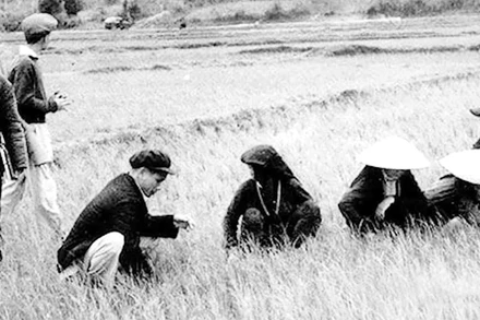 Bí thư Kim Ngọc (người đội mũ ngồi bên trái) với nông dân.