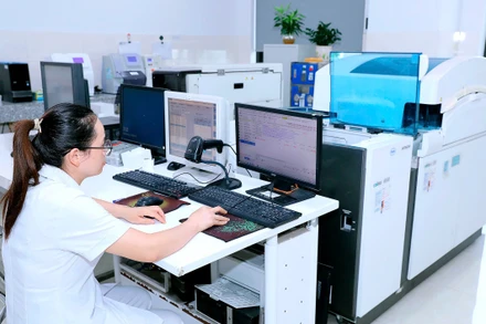 Ứng dụng công nghệ thông tin trong khám, chữa bệnh tại Bệnh viện đa khoa Ba Vì (Hà Nội). (Ảnh: Huy Hoàng)