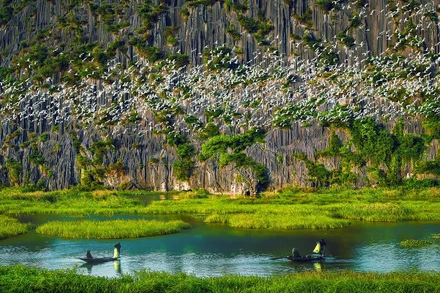 Khu du lịch sinh thái Đầm Vân Long, Ninh Bình nổi tiếng với vẻ đẹp hoang sơ, yên bình và hệ sinh thái đa dạng.