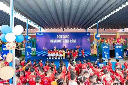 Tại Đà Nẵng, một mùa trung thu thật đặc biệt đã đến với các em nhỏ Trường mẫu giáo Tiên Lãnh, xã Lãnh Ngọc, mang theo hàng nghìn sản phẩm dinh dưỡng, hàng nghìn bộ dụng cụ học tập, cùng nhiều quà bánh, những khúc ca rộn ràng và vô vàn tình yêu thương từ Vinamilk và Quỹ sữa Vươn cao Việt Nam.