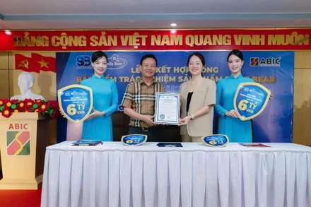 Giám đốc Bảo hiểm Agribank chi nhánh Thăng Long Nguyễn Mạnh Cường trao Chứng nhận bảo hiểm trách nhiệm sản phẩm cho Chủ tịch HĐQT Công ty cổ phần Tập đoàn SBI Lương Thị Thái Ninh.