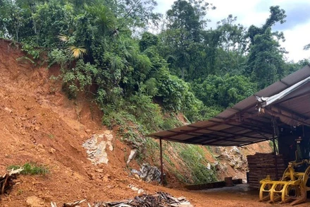 Xã Xuân Vân, tỉnh Tuyên Quang di dời khẩn cấp nhiều hộ dân ra khỏi vùng sạt lở. (Ảnh: KHÁNH TOÀN)
