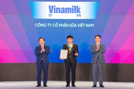 Ông Phạm Tuyên, Giám đốc Chi nhánh Vinamilk Hà Nội nhận vinh danh Top 10 Thương hiệu mạnh Việt Nam 2025.
