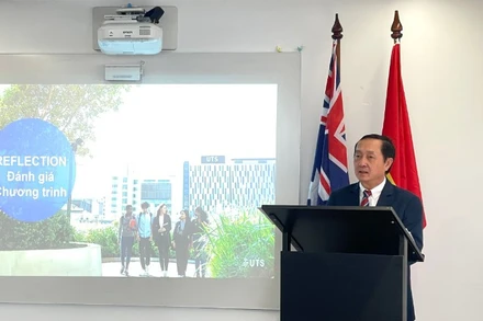 Đồng chí Huỳnh Thành Đạt, Ủy viên Trung ương Đảng, Phó Trưởng Ban Tuyên giáo và Dân vận Trung ương, Trưởng đoàn công tác, phát biểu tại lễ bế giảng lớp học.