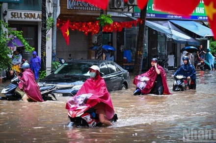 Mưa lớn gây ngập úng tại nhiều con phố trên địa bàn thành phố Hà Nội. (Ảnh: THÀNH ĐẠT)