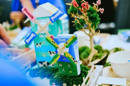 Những chiếc vỏ hộp sữa Vinamilk được “tái sinh” thành những mô hình xinh xắn. (Ảnh: Minh Anh)