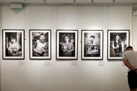 Một số tác phẩm của nhiếp ảnh gia Andy Soloman được trưng bày tại triển lãm Tiếp nối: Việt Nam.