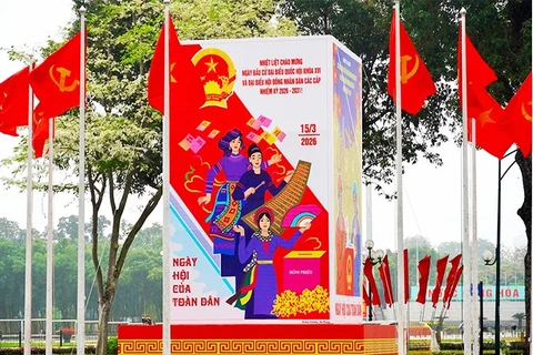 Đường phố Hà Nội trang hoàng rực rỡ chào mừng ngày bầu cử đại biểu Quốc hội và HĐND các cấp.