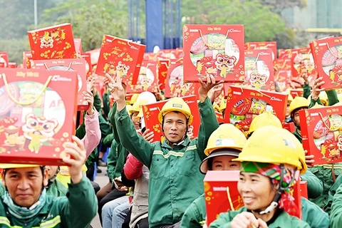 Người lao động hạnh phúc với Chương trình Xây Tết do Báo Nhân Dân phối hợp tổ chức. Ảnh: BẢO LONG