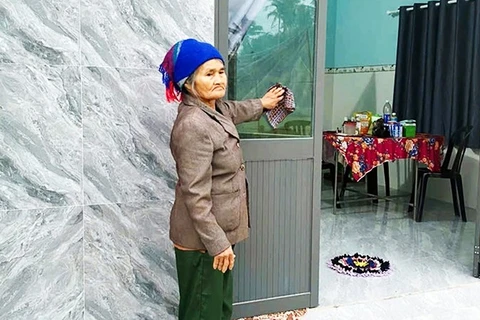 Bà Lê Thị Liễu vui mừng đón nhận căn nhà mới xây ở thôn Tân Hóa Bắc, xã Hòa Hội.