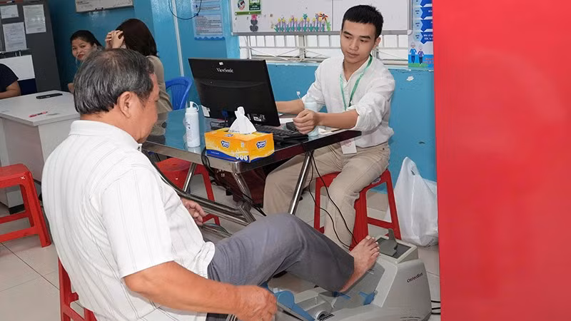 Các chuyên gia của Viện Y học ứng dụng Việt Nam kiểm tra, chăm sóc sức khỏe cho người cao tuổi tham gia khảo sát về dinh dưỡng.