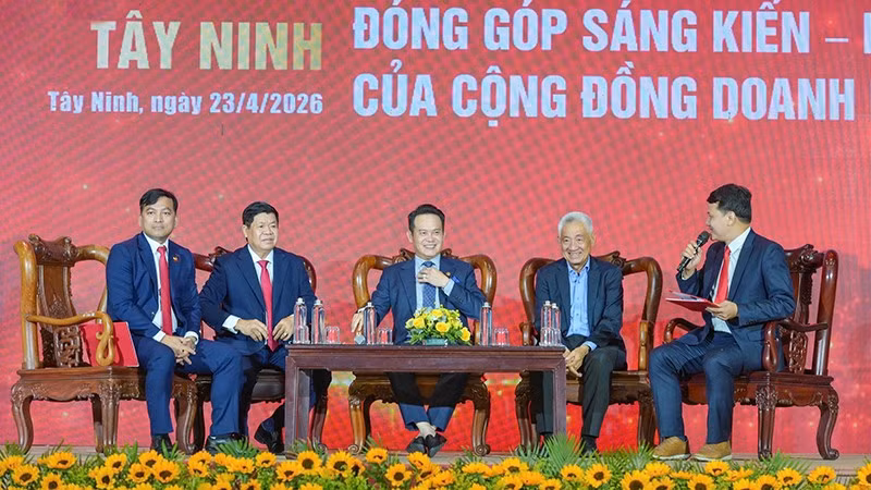 Đại diện Hội Doanh nhân trẻ Việt Nam, các ban, bộ, ngành, địa phương và chuyên gia chia sẻ những sáng kiến, giải pháp tại phiên đối thoại.