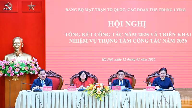 Các đồng chí chủ trì hội nghị.
