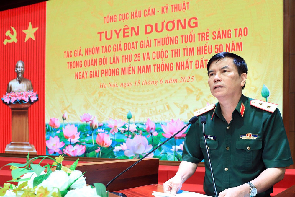 Trung tướng Đỗ Văn Thiện, Bí Thư Đảng ủy, Chính ủy Tổng cục Hậu cần-Kỹ Thuật phát biểu ý kiến tại Hội nghị. a74e1a27f19e45c01c8f.jpg