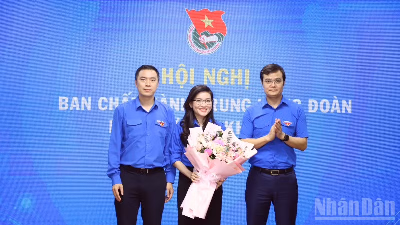 Đồng chí Bùi Quang Huy, Ủy viên Trung ương Đảng, Bí thư thứ nhất Trung ương Đoàn (bên phải) tặng hoa chúc mừng Chủ tịch Hội đồng Đội Trung ương khóa X Hồ Hồng Nguyên và Phó Chủ tịch Thường trực Hội đồng Đội Trung ương khóa X Hoàng Thái Nam. 