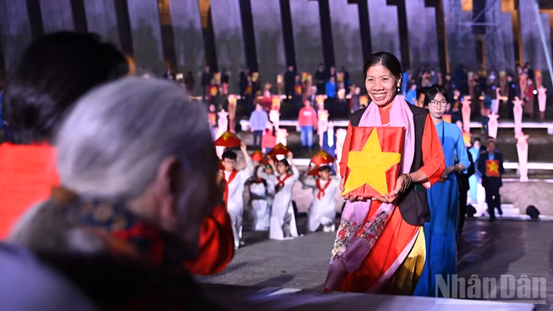 Người nhà đón nhận di ảnh liệt sĩ đã được phục dựng tại chương trình "Hành trình bất tử" do Đoàn Thanh niên thành phố Hà Nội tổ chức.