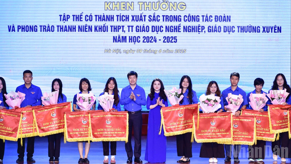 Phó Chủ tịch Hội đồng Đội Trung ương Lê Hải Long, Bí thư Thành đoàn Hà Nội Chu Hồng Minh trao Cờ thi đua tặng các đơn vị Thủ đô xuất sắc trong công tác Đoàn, phong trào thanh niên khối trung học phổ thông, trung tâm giáo dục nghề nghiệp, giáo dục thường xuyên năm học 2024-2025.