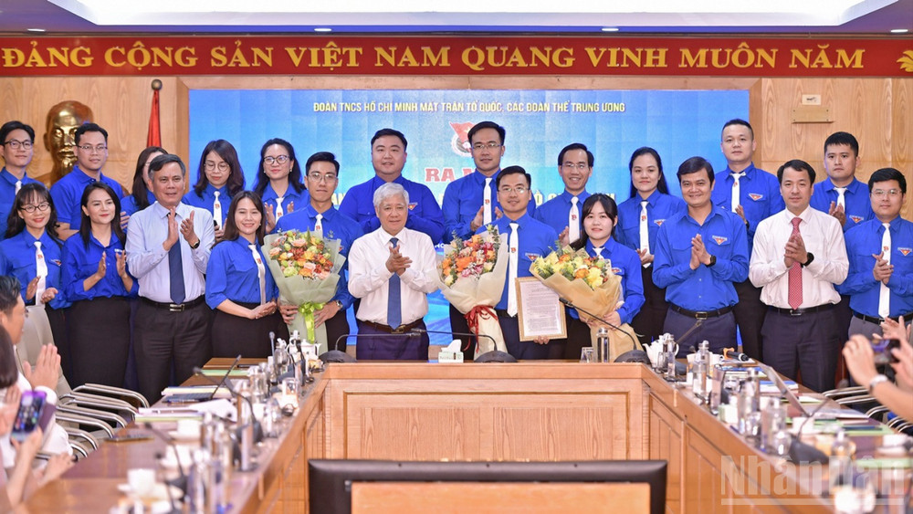 Các đồng chí Đỗ Văn Chiến, Bùi Quang Huy (thứ 6 và 9 từ trái sang, hàng đầu) và đại diện các đơn vị liên quan tặng hoa chúc mừng Ban Chấp hành Đoàn Thanh niên Mặt trận Tổ quốc, các đoàn thể Trung ương giai đoạn 2025-2027.
