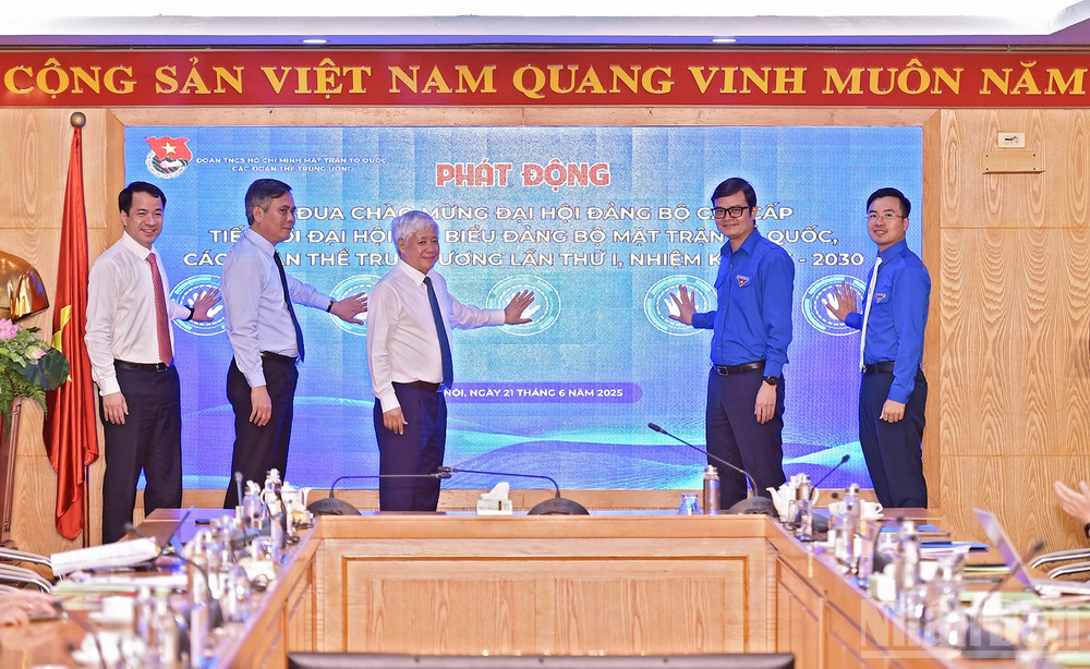 Đồng chí Đỗ Văn Chiến (ở giữa) cùng đại diện các đơn vị liên quan thực hiện nghi thức phát động đợt thi đua Tuổi trẻ chào mừng Đại hội Đảng bộ các cấp, Đại hội đại biểu Đảng bộ Mặt trận Tổ quốc, các đoàn thể Trung ương lần thứ nhất, nhiệm kỳ 2025-2030. ndo_br_miu-1645.jpg