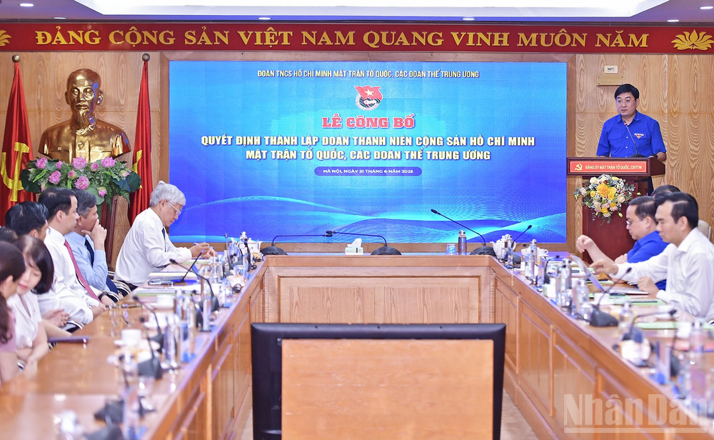 Chủ nhiệm Ủy ban Kiểm tra Trung ương Đoàn - Bùi Minh Tuấn đọc các quyết định tại buổi lễ. ndo_br_miu-1608.jpg