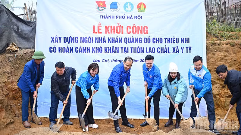 Đại diện đoàn công tác của tuổi trẻ Thủ đô cùng các cơ quan, đoàn thể địa phương khởi công xây dựng căn nhà "Khăn quàng đỏ" tặng gia đình em Ly Xá Cà.