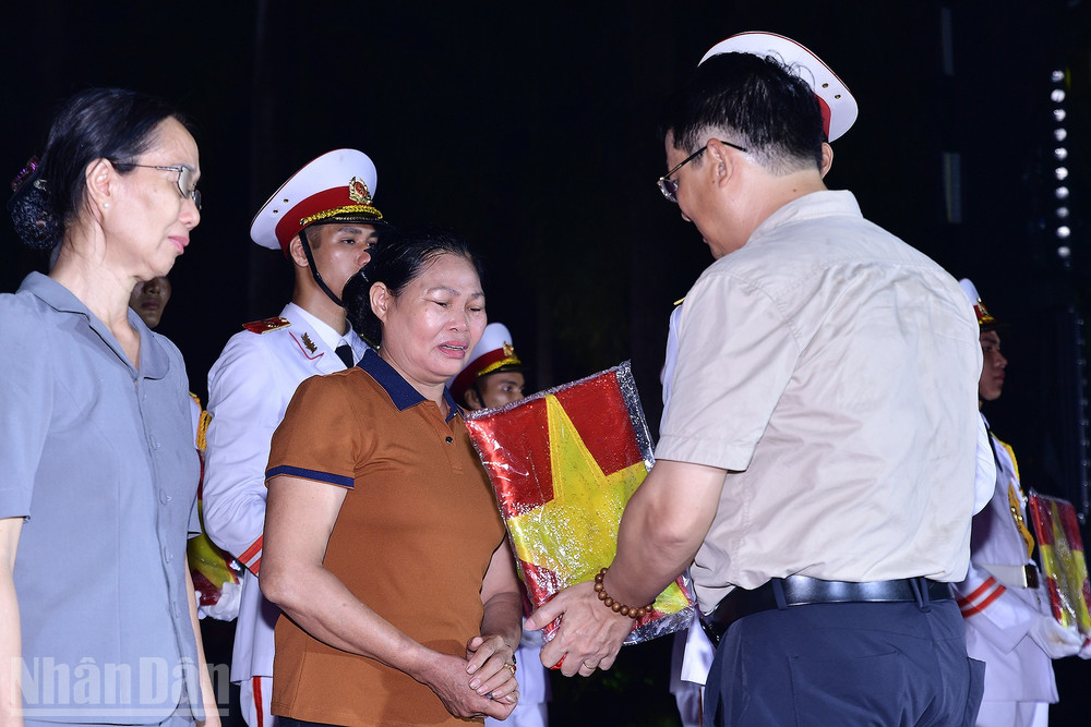 Được biết, dịp này, Thành đoàn Hà Nội cũng đã phát động đợt cao điểm "Đền ơn đáp nghĩa, Uống nước nhớ nguồn". Theo đó, từ ngày 20 đến 27/7, tuổi trẻ Thủ đô đã đồng loạt triển khai những hoạt động giao lưu, thăm hỏi, trao quà tặng, khám, chữa bệnh, cấp phát thuốc tặng người có công. ndo_bl_miu-4451.jpg