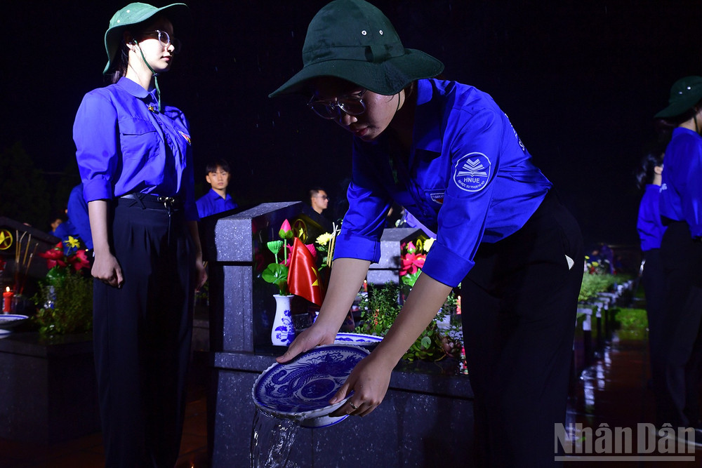 Cùng lúc này, tình nguyện viên ở tất cả các nghĩa trang liệt sĩ, bia, đài, nhà tưởng niệm liệt sĩ trên địa bàn Thủ đô cũng đồng loạt thắp lên những ngọn nến lung linh. ndo_br_miu-4366.jpg