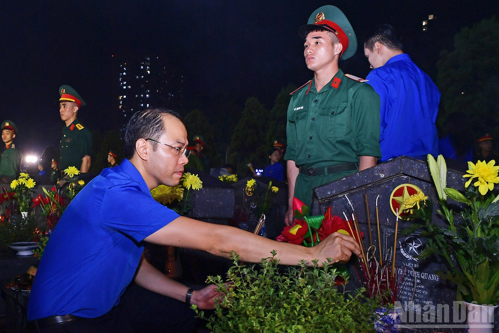 Nhân kỷ niệm 78 năm Ngày Thương binh-Liệt sĩ (27/7/1947-27/7/2025) và 80 năm Ngày thành lập nước Việt Nam Dân chủ Cộng hòa (nay là nước Cộng hòa Xã hội chủ nghĩa Việt Nam, 2/9/1945-2/9/2025), Thành đoàn Hà Nội tổ chức chuỗi chương trình thể hiện đạo lý “Uống nước nhớ nguồn”, truyền thống “Đền ơn đáp nghĩa”, khơi dậy lòng tự hào dân tộc và trách nhiệm của thế hệ trẻ. ndo_br_miu-4524.jpg