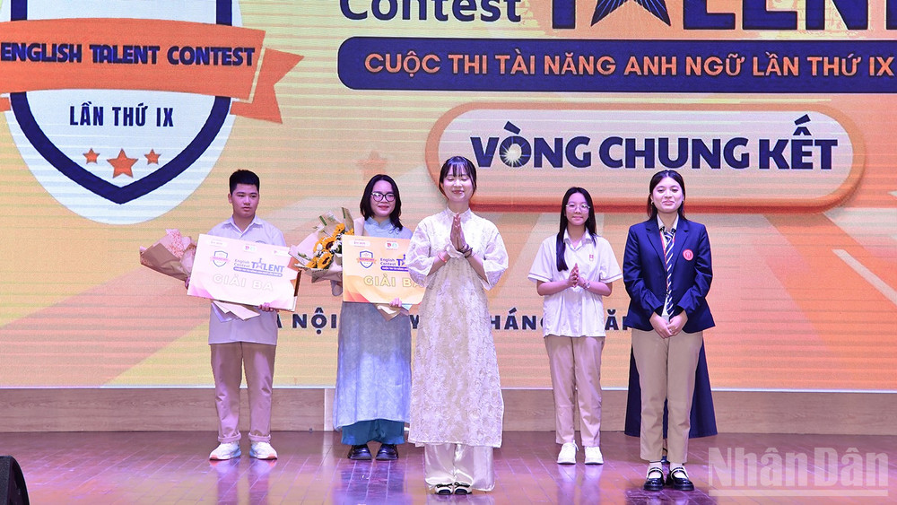 Khoảnh khắc Nguyễn Thị Hường (ở giữa) vô địch Cuộc thi.