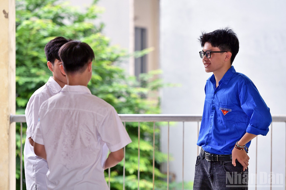 Ở các khu vực hành lang, sự thân thiện của lực lượng tình nguyện viên đã giúp nhiều sĩ tử nhanh chóng làm quen, bắt chuyện, giảm áp lực thi. ndo_br_miu-0973.jpg