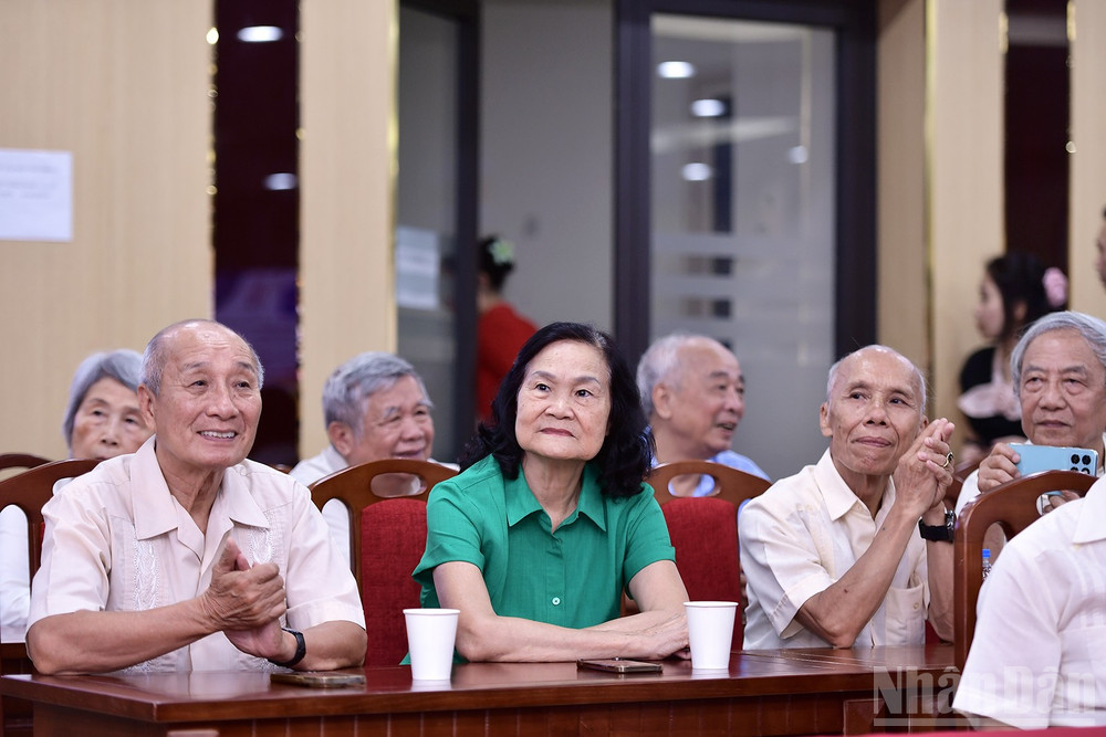 Nhiều cán bộ, chuyên gia lão thành của Việt Nam có mặt tại chương trình. ndo_br_miu-1032.jpg