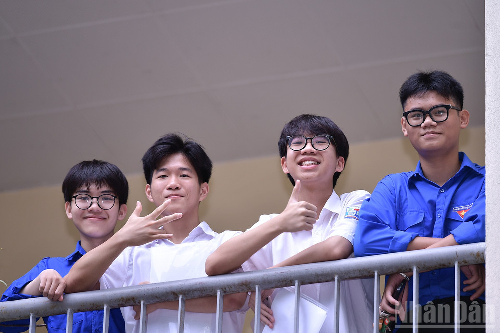 Nhờ những bóng áo xanh tình nguyện, các thí sinh đã trở nên thoải mái hơn rất nhiều. ndo_br_miu-0954.jpg