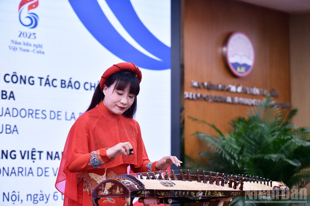 Một tiết mục văn nghệ đậm chất dân tộc của Việt Nam tại chương trình. ndo_br_miu-1029.jpg