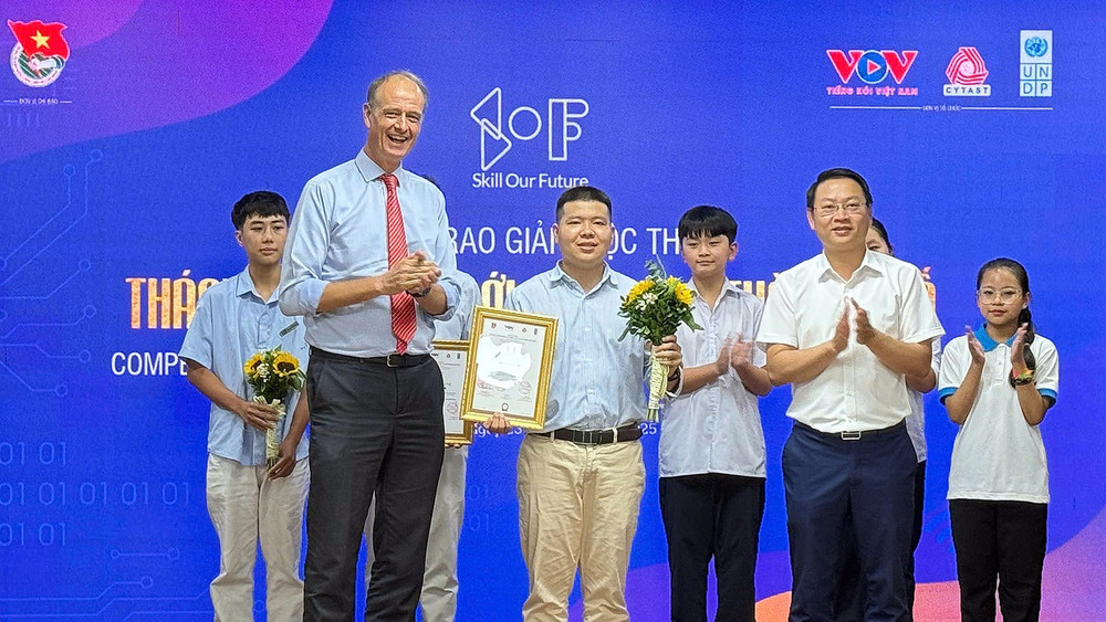 Đại diện nhóm tác giả dự án Mindvivo (ở giữa) nhận Giải Nhất tại Lễ trao giải cuộc thi.