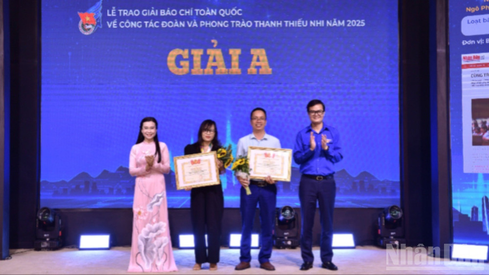 Các đồng chí Bùi Quang Huy, Ủy viên dự khuyết Trung ương Đảng, Bí thư thứ nhất Trung ương Đoàn; Nguyễn Phạm Duy Trang, Bí thư Trung ương Đoàn, Chủ tịch Hội đồng Đội Trung ương trao giải A tặng nhóm tác giả Báo Nhân Dân. 