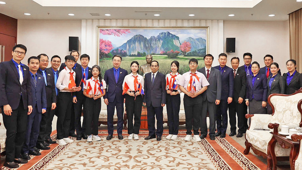 Các đồng chí Bounthong Chitmany, Nguyễn Tường Lâm cùng đại diện Trung ương Đoàn, thanh thiếu nhi tiêu biểu hai nước tại buổi tiếp.