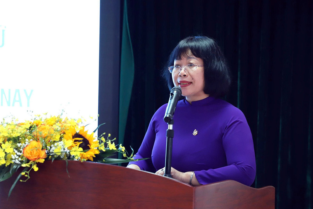 Phó Giáo sư, Tiến sĩ Dương Kim Anh, Phó Giám đốc Học viện Phụ nữ Việt Nam, phát biểu ý kiến tại Hội thảo. ff72d4d6535de703be4c.jpg