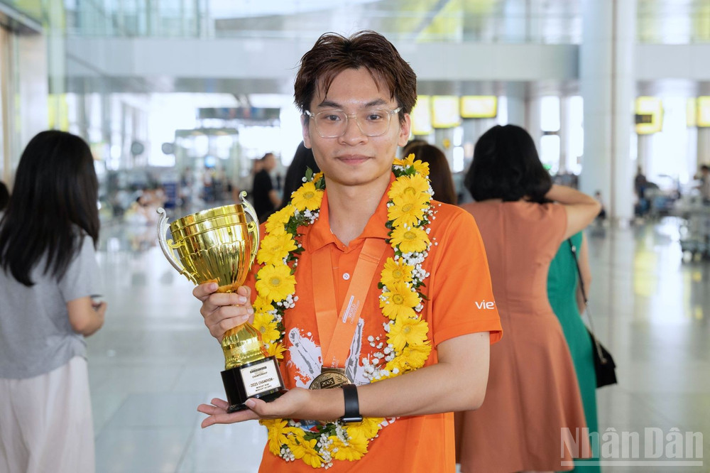 Đỗ Hải Long với chiếc cúp vô địch trên tay. ndo_br_dsc01584.jpg