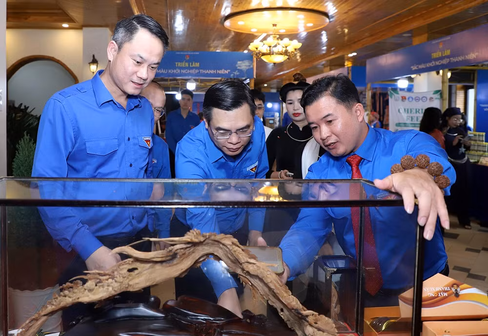 Đại diện Trung ương Đoàn và các đơn vị liên quan tham quan khu vực quảng bá sản phẩm của Cuộc thi "Dự án khởi nghiệp thanh niên nông thôn" năm nay. (Ảnh: Trung ương Hội Liên hiệp Thanh niên cung cấp)