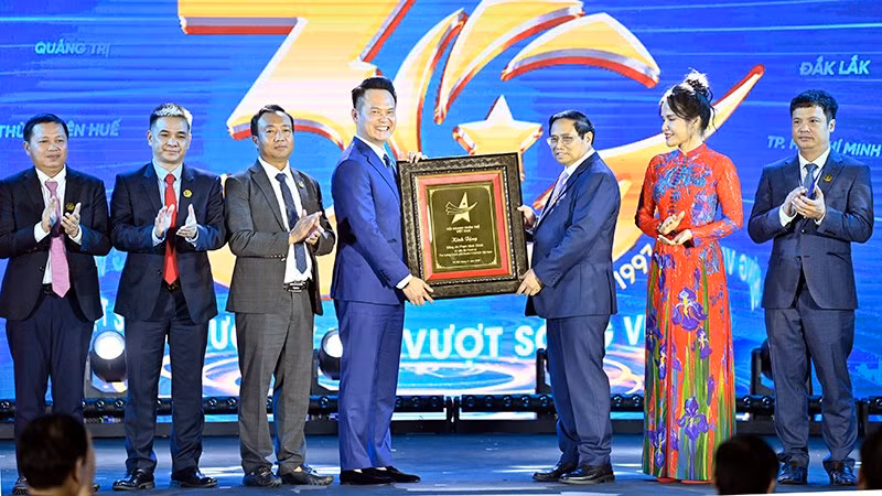 Thủ tướng Chính phủ Phạm Minh Chính và đại diện Hội Doanh nhân trẻ Việt Nam tại Lễ kỷ niệm 30 năm phong trào Doanh nhân trẻ Việt Nam.