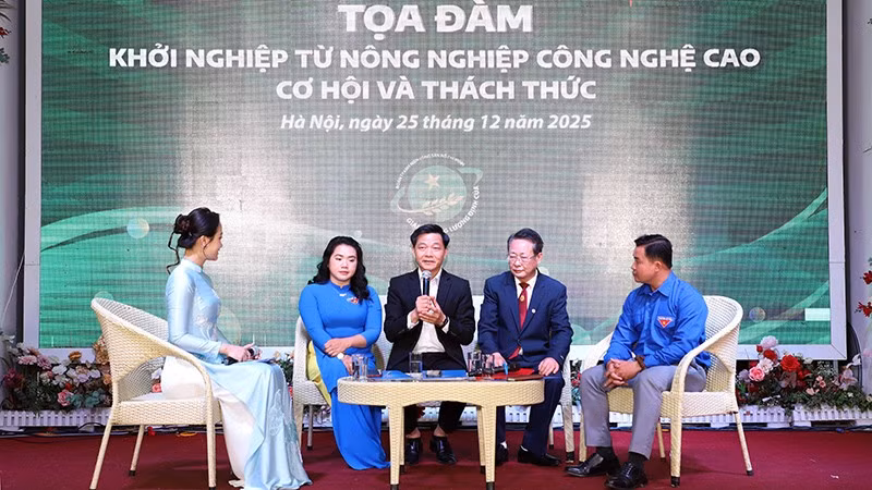 Các chuyên gia, đại diện nhà quản lý, thanh niên khởi nghiệp thành công trao đổi tại Tọa đàm.