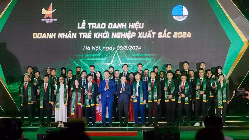 Các đồng chí Lãnh đạo Đảng, Nhà nước và các bộ, ngành cùng những "Doanh nhân trẻ khởi nghiệp xuất sắc" năm 2024.